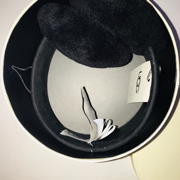 SOLD!! NWT Ugg Classic Sheepskin Earmuffs - Picture 5 of 6